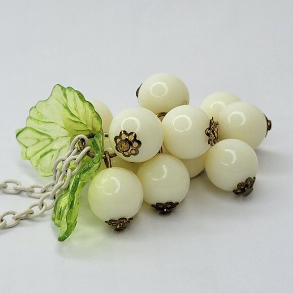 WHITE Grape Motif Cluster Round Beads with Green Glass Leaf Necklace - Picture 3 of 9